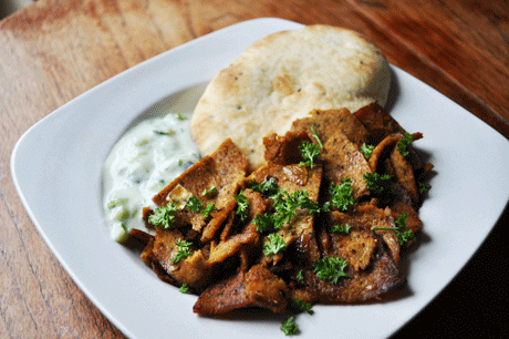 veganer Gyros zubereitet nah